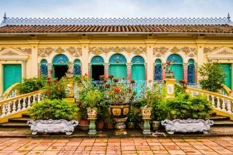 Visitors will start the Mekong tour with the location of Vinh Trang Pagoda - a pagoda built in the late 19th century