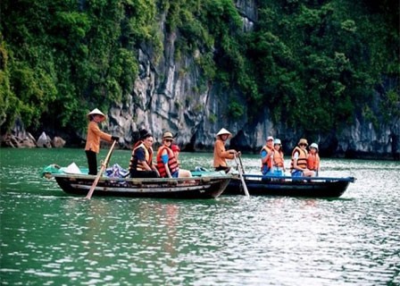 HA NOI – HALONG BAY ON ALISA CRUISE (L, D)