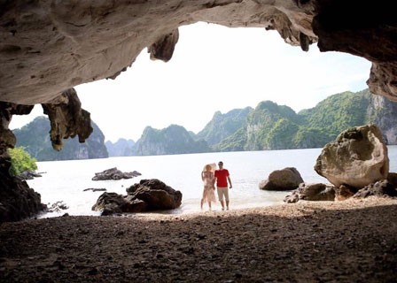 HANOI – SUN HARBOR - BAI TU LONG BAY- THIEN CANH SON CAVE - CONG DO (L, D)