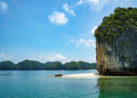 CONG DO – VUNG VIENG FISHING VILLAGE – SUN HARBOR – HANOI (B, L)