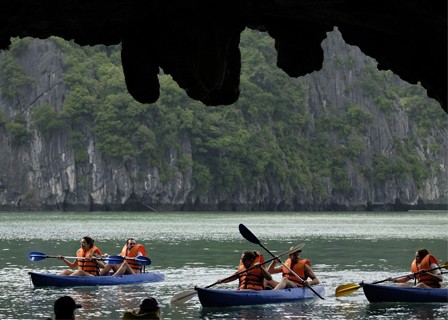 Hanoi - Halong Bay - Sung Sot Cave - Titop Island (L)
