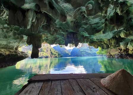 Lan Ha Bay – Halong Bay – Hanoi (B, L)